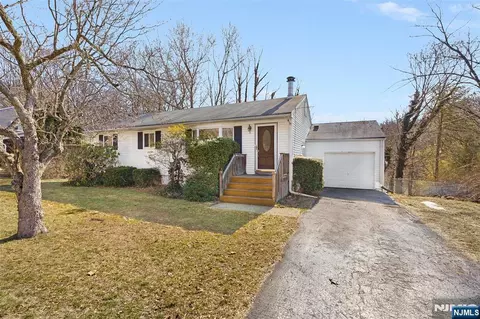 18 Kendall Dr, Ringwood, NJ 07456