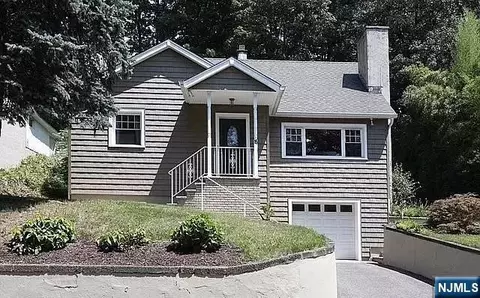 15 High Mountain Rd, Oakland, NJ 07436