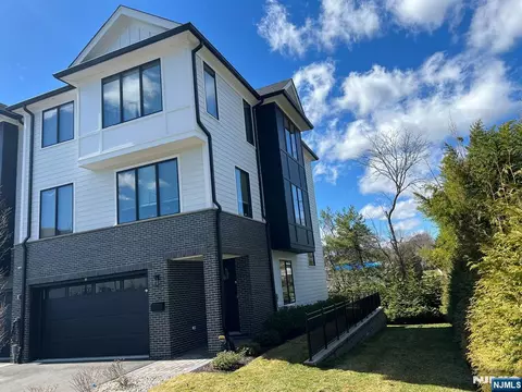 2 Skye Dr, Paramus, NJ 07652 photo 1