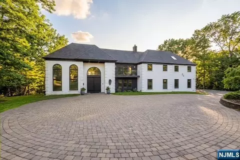 84 Shrewsbury Dr, Livingston, NJ 07039