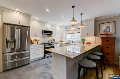 598 Sanderling Ct, Secaucus, NJ 07094