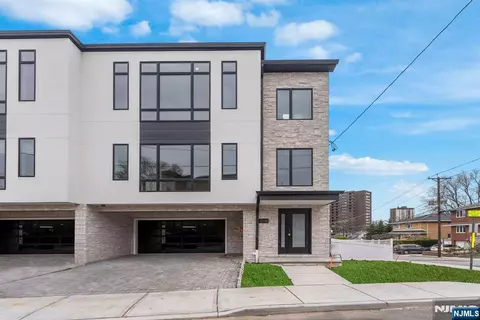 2026 Marguerite St #RIGHT, Fort Lee, NJ 07024