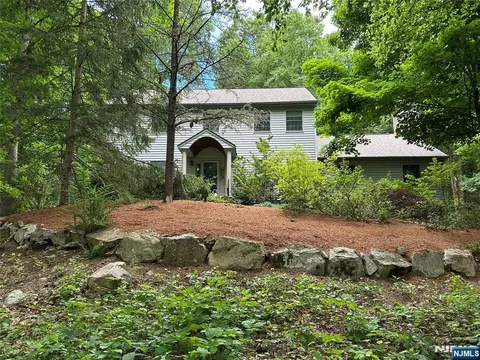 9 Buckhaven Trl, Hardyston, NJ 07460