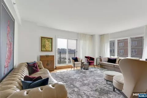 3219 City Pl, Edgewater, NJ 07020