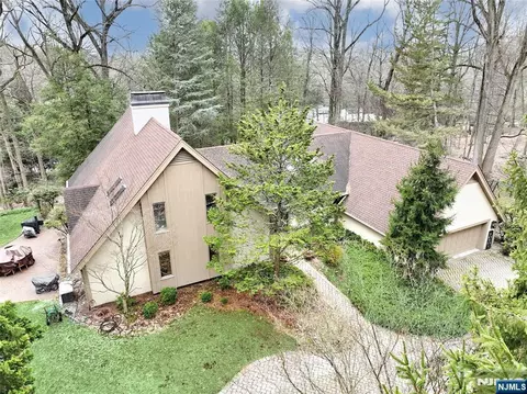 8 Red Rock Trl, Saddle River, NJ 07458