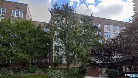 2160 Center Ave #4R, Fort Lee, NJ 07024