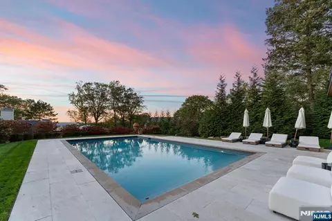 8 Stanton Rd, Tenafly, NJ 07670