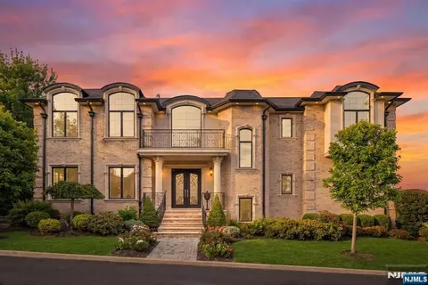 111 Demarest Ave, Englewood Cliffs, NJ 07632