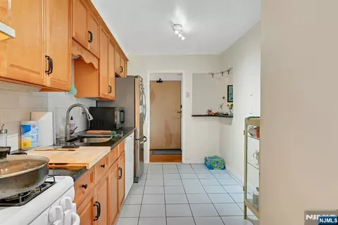 Kitchen - 208 Anderson St #S5A, Hackensack, NJ 07601 photo 2 of 3