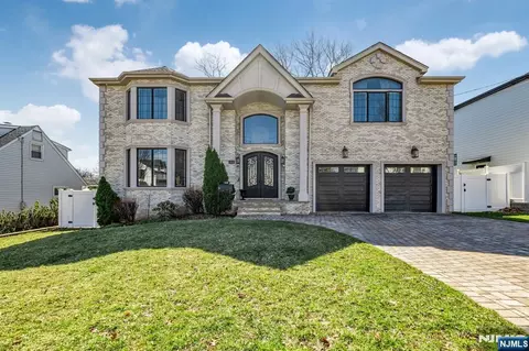 160 Lawrence Dr, Paramus, NJ 07652