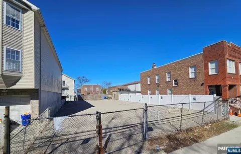 716 6th St, Newark, NJ 07107