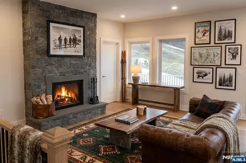 10 Alpine Trl, Vernon, NJ 07462