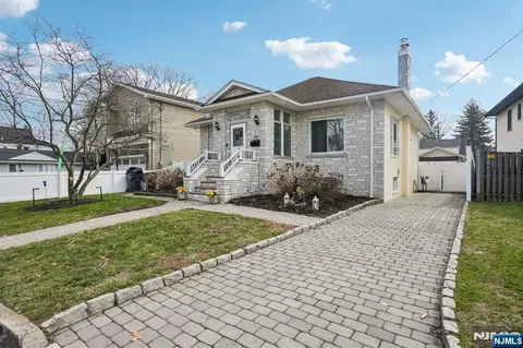 70 Delford Ave, Bergenfield, NJ 07621