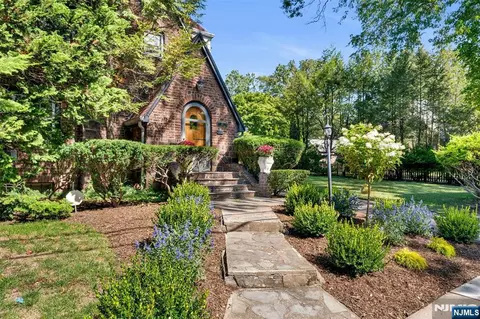 65 Merrison St, Teaneck, NJ 07666