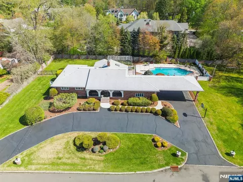 35 Grandview Ave, Saddle River, NJ 07458