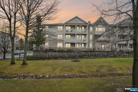 1209 Holly Ln #141, Cedar Grove, NJ 07009