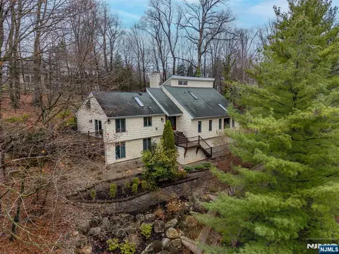 37 Berkshire Rd, Woodcliff Lake, NJ 07677
