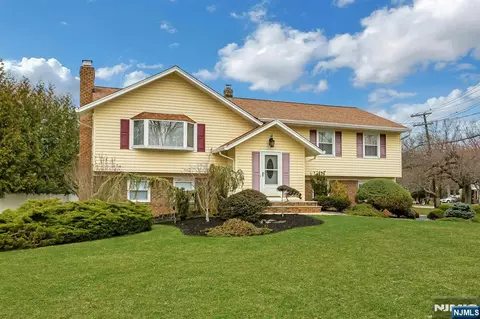 81 Queen Ct, Hillsdale, NJ 07642