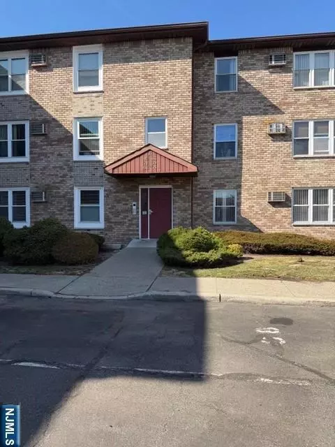 74 Riverview Ct, Secaucus, NJ 07094