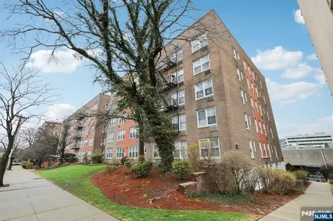 2160 Center Ave #4N, Fort Lee, NJ 07024