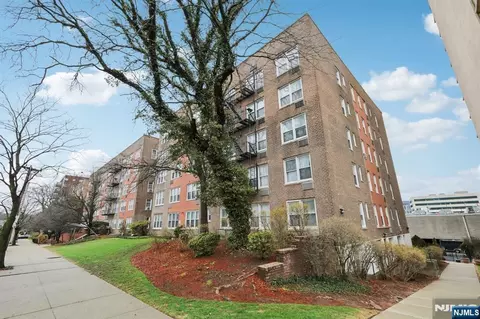 2160 Center Ave #4N, Fort Lee, NJ 07024