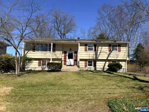 32 Lake Dr, Boonton, NJ 07005