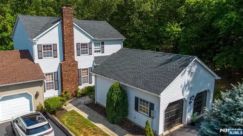 8 Tomahawk Dr, Wayne, NJ 07470