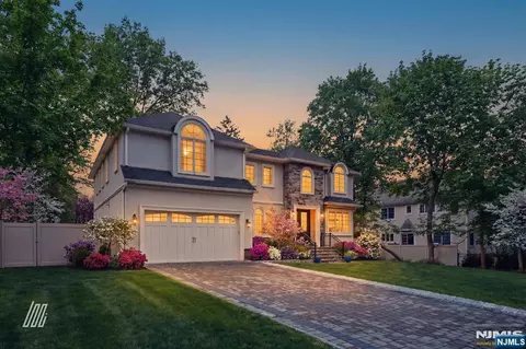 8 Ranch Ln, Closter, NJ 07624