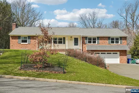 300 Briarwood Dr, Wyckoff, NJ 07481