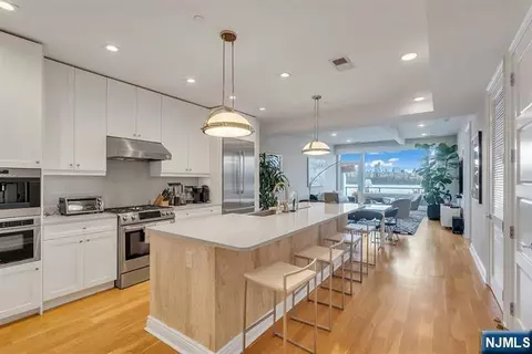 9 Somerset Ln #617, Edgewater, NJ 07020