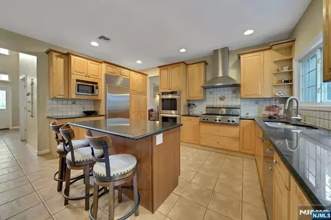 Kitchen - 5 Pelican Ct, Paramus, NJ 07652 photo 1 of 1