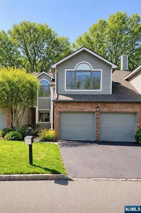 19 Lakeview Dr, Old Tappan, NJ 07675