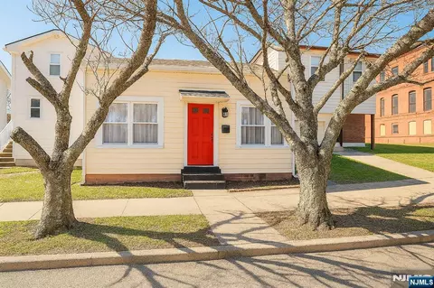 31 Kossuth St, Haledon, NJ 07508