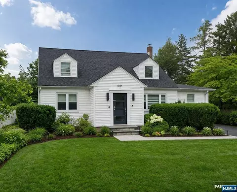 9 Pleasant Ave, Tenafly, NJ 07670