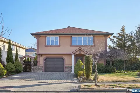 2 Ivy Ln, Wallington, NJ 07057