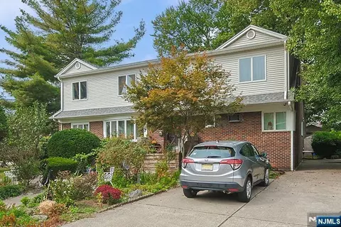 1003 Cumbermeade Rd, Fort Lee, NJ 07024