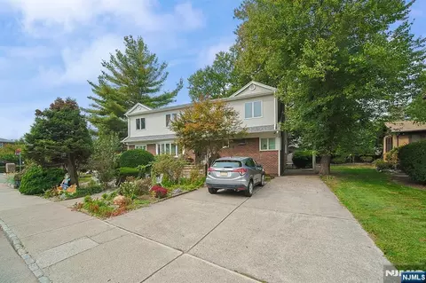 1003 Cumbermeade Rd, Fort Lee, NJ 07024