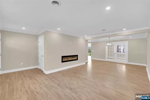 Living - 3 Pembroke Ln, Berkeley, NJ 08757 photo 3 of 4