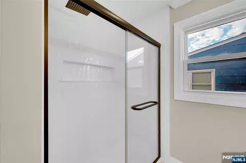 Bath - 3 Pembroke Ln, Berkeley, NJ 08757 photo 2 of 2