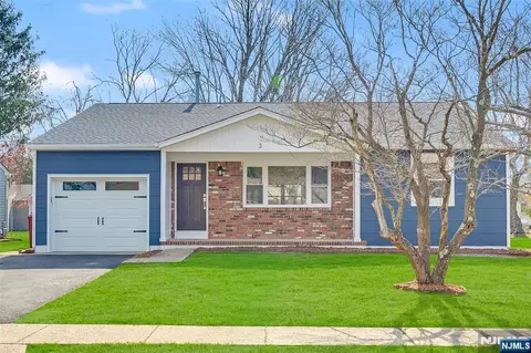 3 Pembroke Ln, Berkeley, NJ 08757