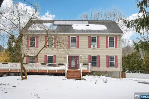 14 Sweetman Ln, West Milford, NJ 07480