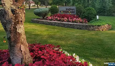 5 S Bayard Ln, Mahwah, NJ 07430