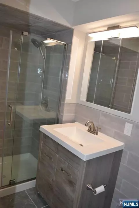 Bath - 33 Henry Pl #B4, Hackensack, NJ 07601 photo 2 of 6