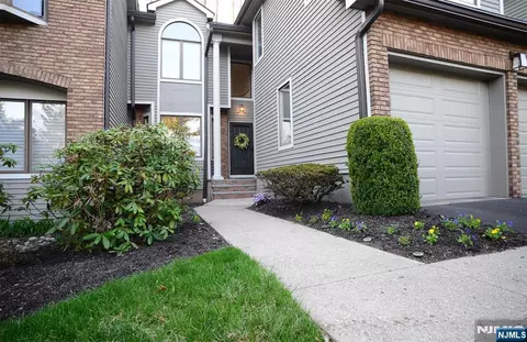 111 Lakeview Dr, Old Tappan, NJ 07675