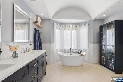 Bath - 50 Hemlock Dr, Paramus, NJ 07652 photo 6 of 6