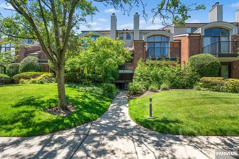 8 Wadsworth Ct, Teaneck, NJ 07666