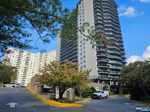 2077 Center Ave #17D, Fort Lee, NJ 07024