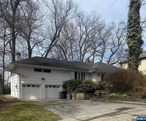 833 Koman Dr, Paramus, NJ 07652