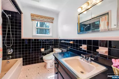 Bath - 11 Sunset Rd, Demarest, NJ 07627 photo 4 of 5