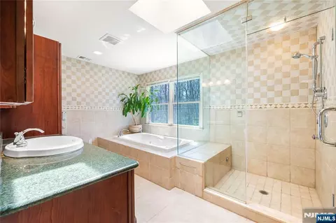 Bath - 11 Sunset Rd, Demarest, NJ 07627 photo 3 of 5